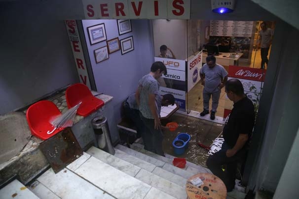 Sağanak yağmur İstanbul'u felç etti! İşte şok görüntüler... 18