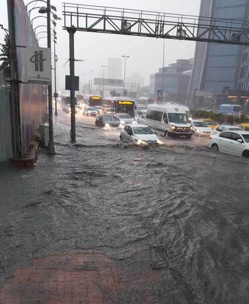 Sağanak yağmur İstanbul'u felç etti! İşte şok görüntüler... 26