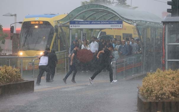 Sağanak yağmur İstanbul'u felç etti! İşte şok görüntüler... 13