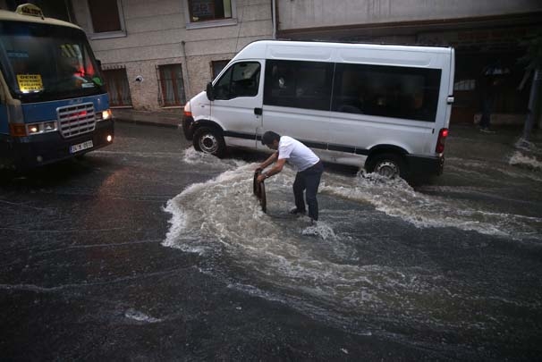 Sağanak yağmur İstanbul'u felç etti! İşte şok görüntüler... 28