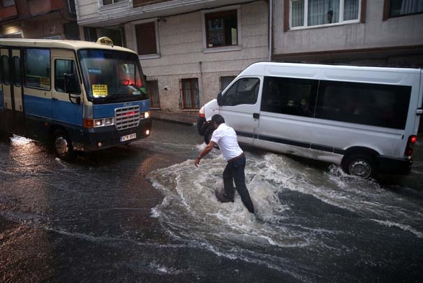 Sağanak yağmur İstanbul'u felç etti! İşte şok görüntüler... 11