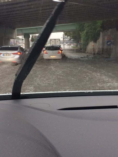 Sağanak yağmur İstanbul'u felç etti! İşte şok görüntüler... 4