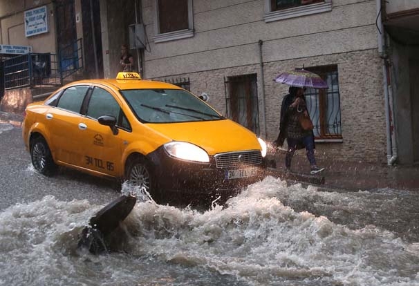 Sağanak yağmur İstanbul'u felç etti! İşte şok görüntüler... 22