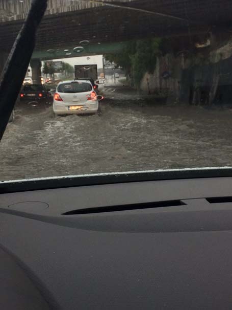 Sağanak yağmur İstanbul'u felç etti! İşte şok görüntüler... 5