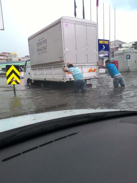Sağanak yağmur İstanbul'u felç etti! İşte şok görüntüler... 17