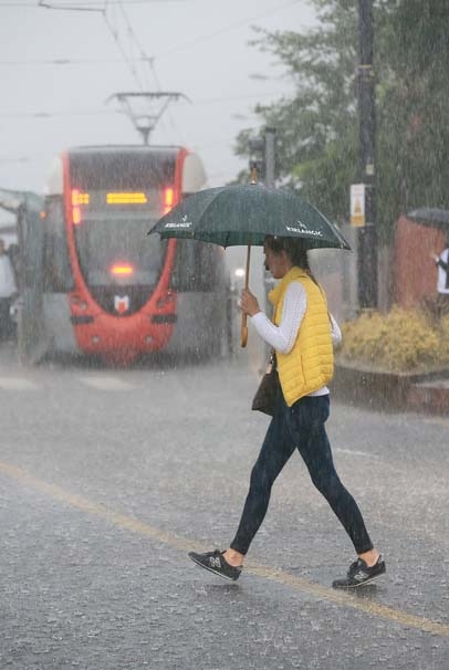 Sağanak yağmur İstanbul'u felç etti! İşte şok görüntüler... 25