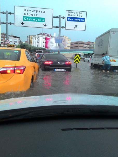 Sağanak yağmur İstanbul'u felç etti! İşte şok görüntüler... 30
