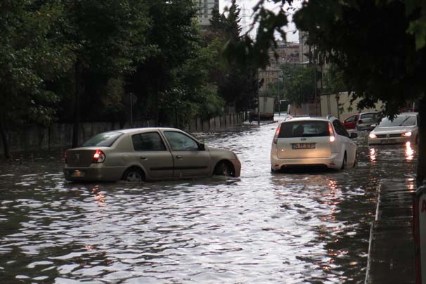 Sağanak yağmur İstanbul'u felç etti! İşte şok görüntüler... 10