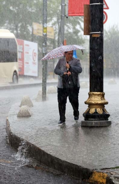 Sağanak yağmur İstanbul'u felç etti! İşte şok görüntüler... 12