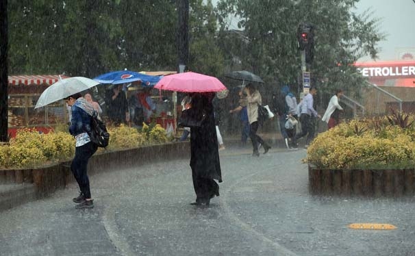 Sağanak yağmur İstanbul'u felç etti! İşte şok görüntüler... 19