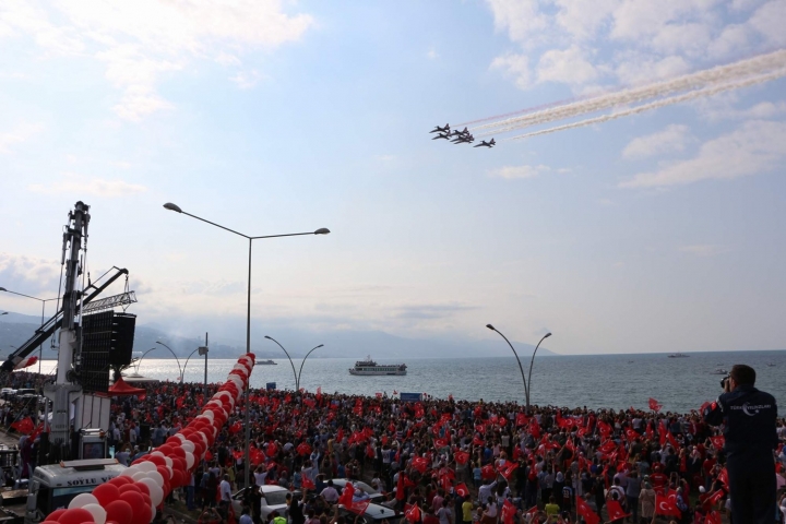 Türk Yıldızları Trabzon’da şehit Eren Bülbül için uçtu... 4