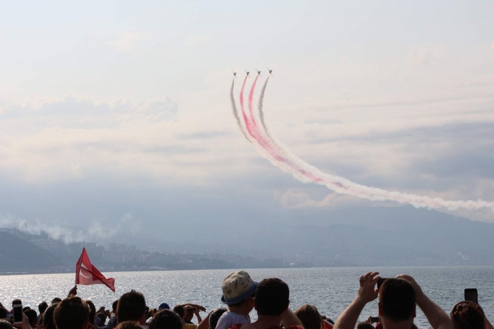 Türk Yıldızları Trabzon’da şehit Eren Bülbül için uçtu... 2