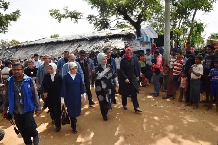 Emine Erdoğan Bangladeş'teki kampları ziyaret etti... 32