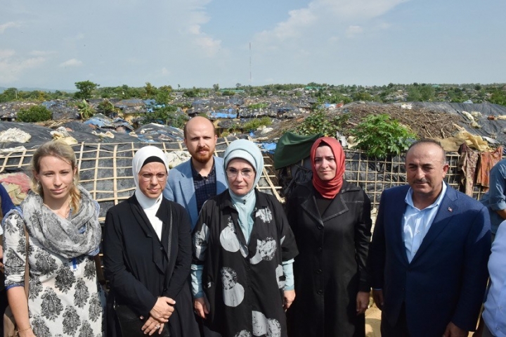 Emine Erdoğan Bangladeş'teki kampları ziyaret etti... 26
