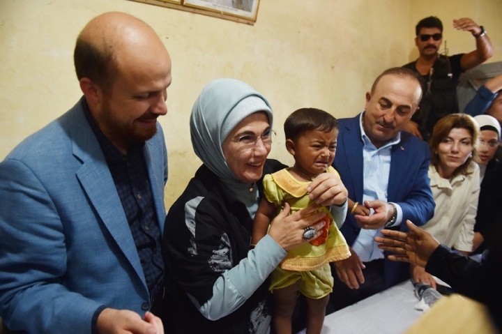 Emine Erdoğan Bangladeş'teki kampları ziyaret etti... 11