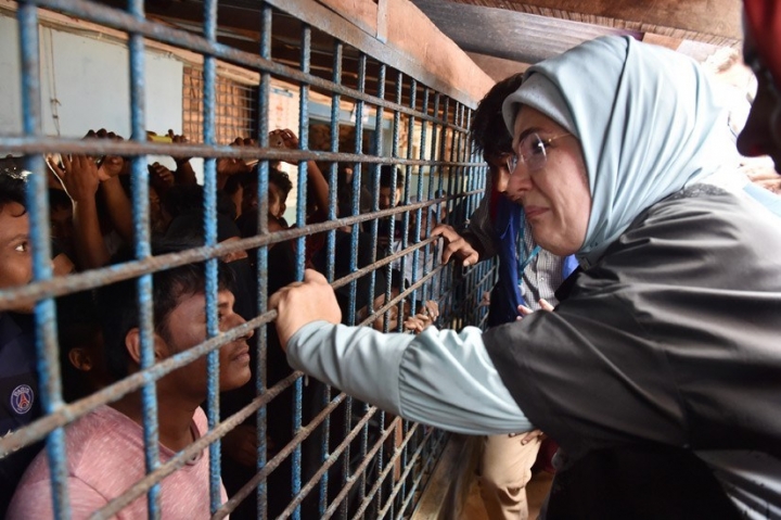Emine Erdoğan Bangladeş'teki kampları ziyaret etti... 13