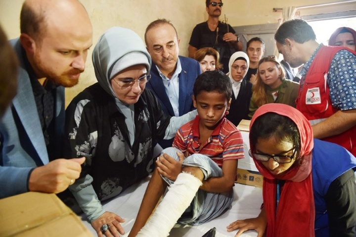 Emine Erdoğan Bangladeş'teki kampları ziyaret etti... 10