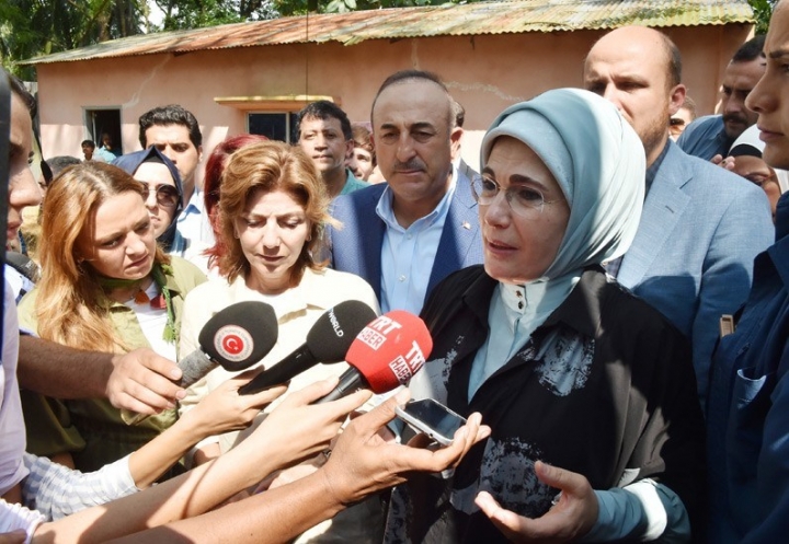 Emine Erdoğan Bangladeş'teki kampları ziyaret etti... 12