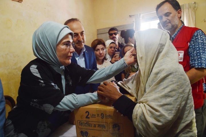 Emine Erdoğan Bangladeş'teki kampları ziyaret etti... 7