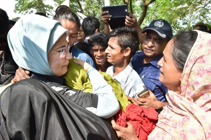 Emine Erdoğan Bangladeş'teki kampları ziyaret etti... 16