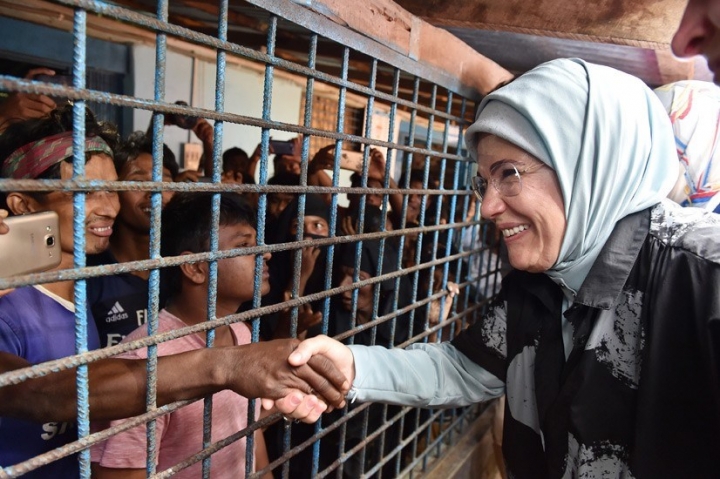 Emine Erdoğan Bangladeş'teki kampları ziyaret etti... 14