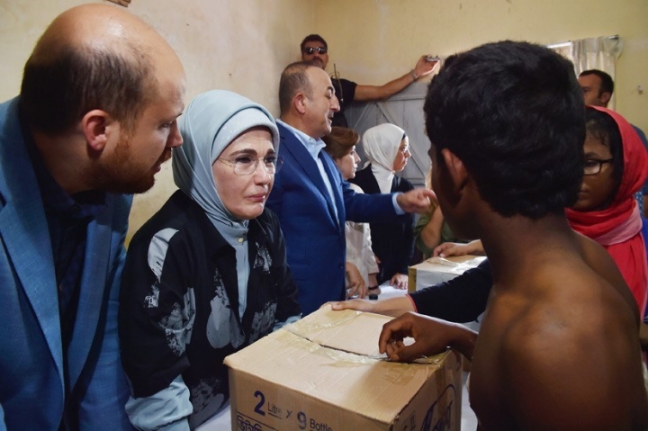 Emine Erdoğan Bangladeş'teki kampları ziyaret etti... 8