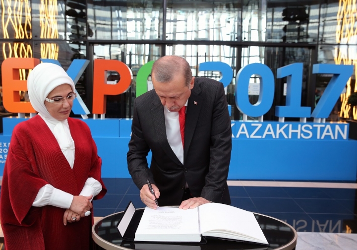 Cumhurbaşkanı Erdoğan Kazakistan'da cami ziyaret etti, EXPO fuarını gezdi 16