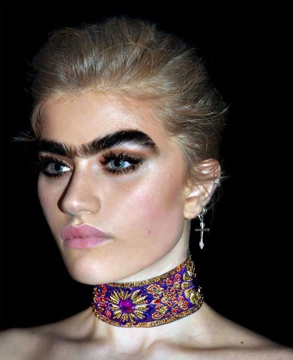 Kaşları için Frida Kahlo'yu örnek alıyormuş! 14