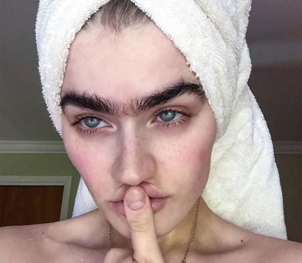 Kaşları için Frida Kahlo'yu örnek alıyormuş! 12