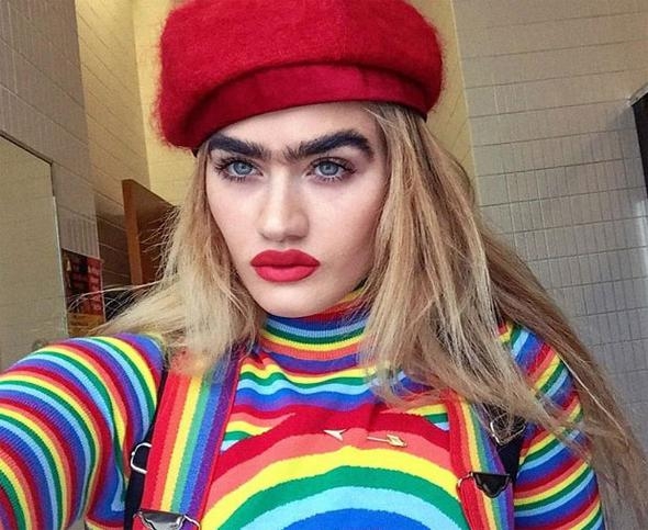 Kaşları için Frida Kahlo'yu örnek alıyormuş! 15