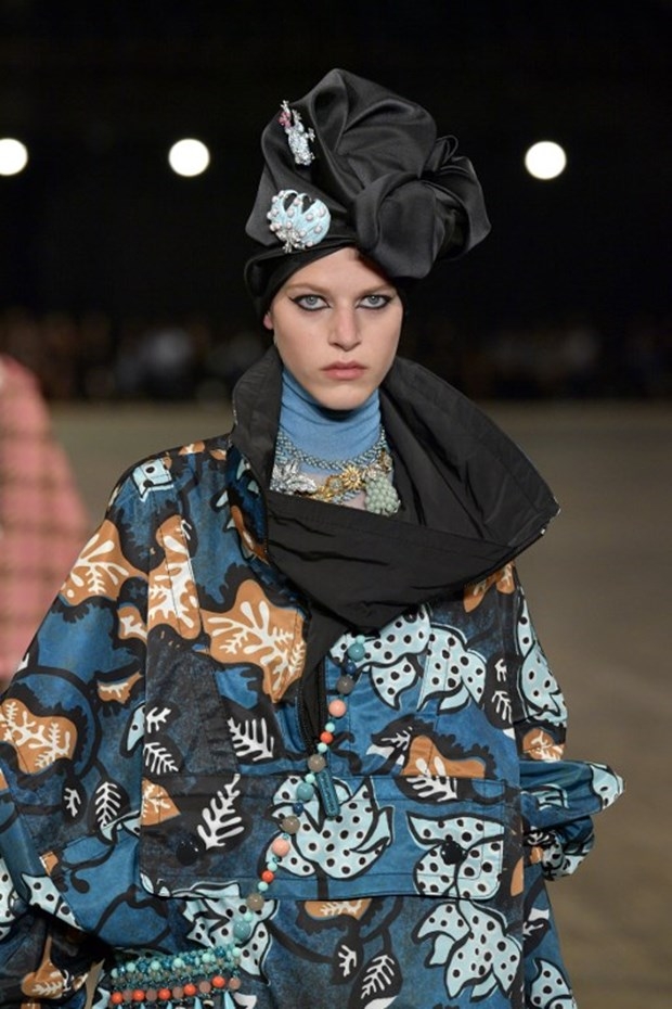 Marc Jacobs'tan izleyenleri büyüleyen tesettür defilesi! 9