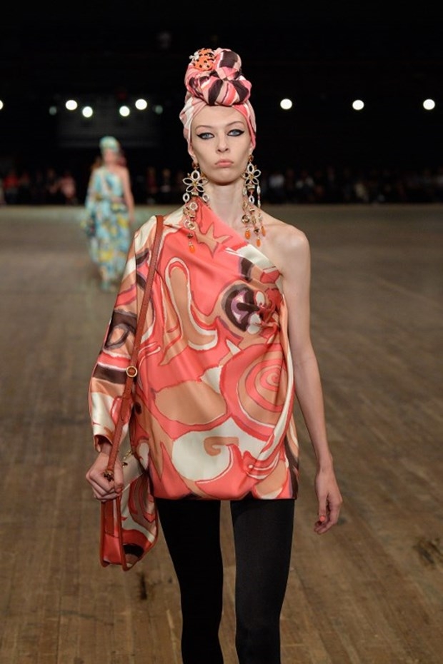 Marc Jacobs'tan izleyenleri büyüleyen tesettür defilesi! 1