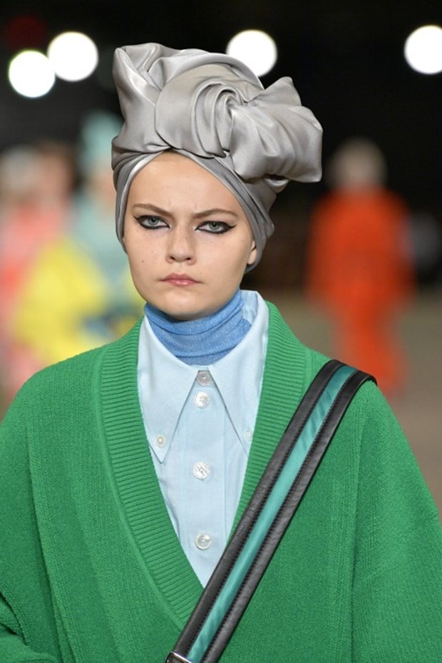 Marc Jacobs'tan izleyenleri büyüleyen tesettür defilesi! 5