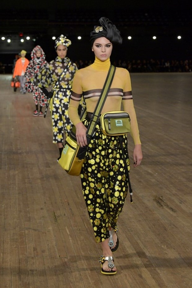 Marc Jacobs'tan izleyenleri büyüleyen tesettür defilesi! 6
