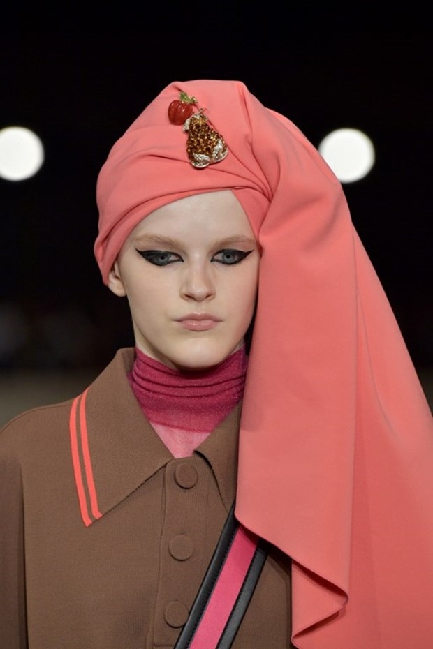 Marc Jacobs'tan izleyenleri büyüleyen tesettür defilesi! 11