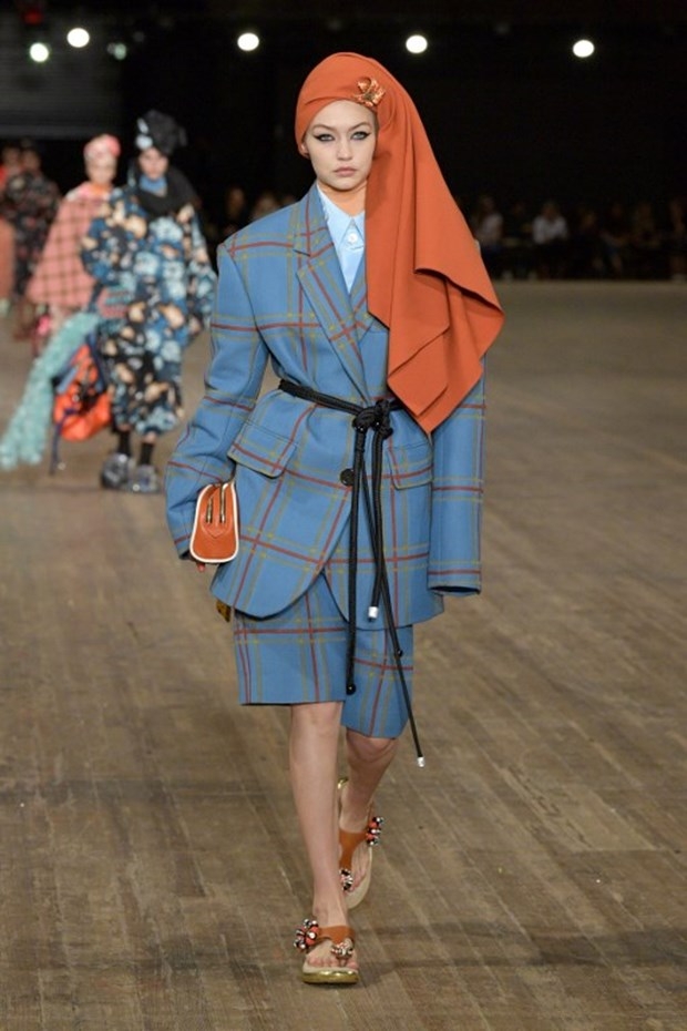 Marc Jacobs'tan izleyenleri büyüleyen tesettür defilesi! 8