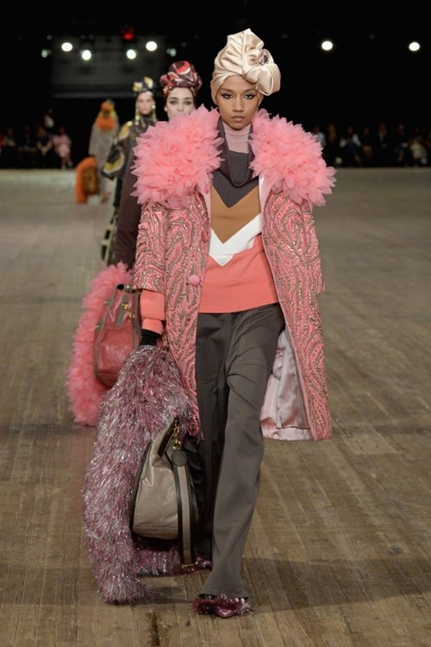 Marc Jacobs'tan izleyenleri büyüleyen tesettür defilesi! 2