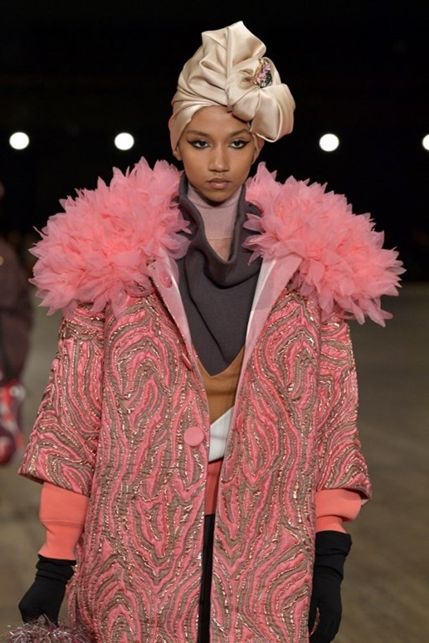 Marc Jacobs'tan izleyenleri büyüleyen tesettür defilesi! 10