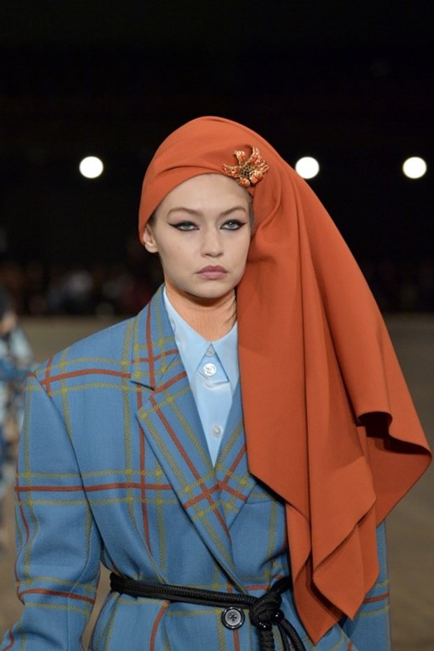 Marc Jacobs'tan izleyenleri büyüleyen tesettür defilesi! 7