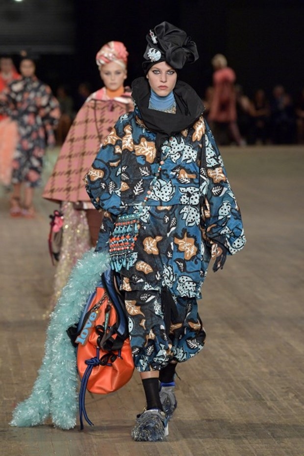 Marc Jacobs'tan izleyenleri büyüleyen tesettür defilesi! 3