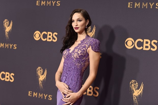 69. Emmy Ödül Töreni'nde yıldızların şıklık yarışı! 35