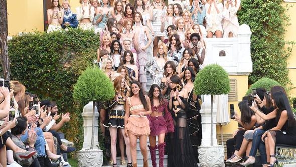 Raisa ve Vanessa'nın defilesine ünlüler akın etti! 1