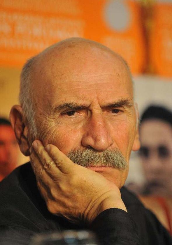 Tuncel Kurtiz, 4. ölüm yıldönümünde sevenleri tarafından sosyal medyada anılıyor! 15