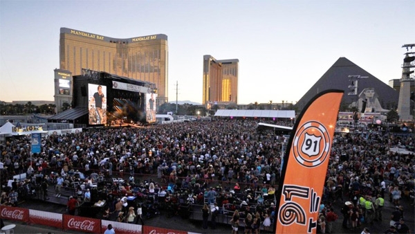 İşte Las Vegas'ta konser alanına düzenlenen silahlı saldırıdaki dehşet anları! 3