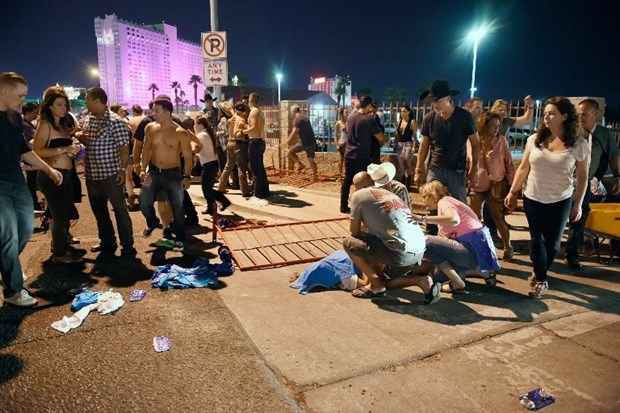 İşte Las Vegas'ta konser alanına düzenlenen silahlı saldırıdaki dehşet anları! 16