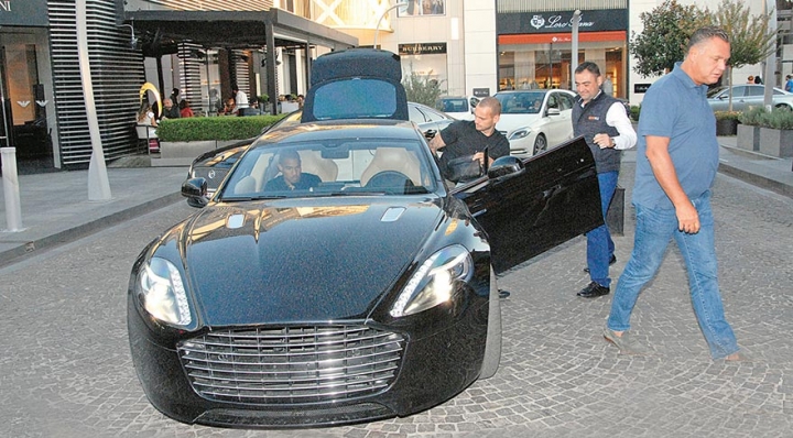 Yerli ve yabancı yıldız isimlerin lüks otomobilleri! 43