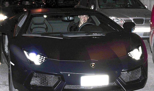 Yerli ve yabancı yıldız isimlerin lüks otomobilleri! 44