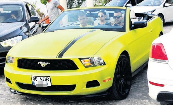 Yerli ve yabancı yıldız isimlerin lüks otomobilleri! 8
