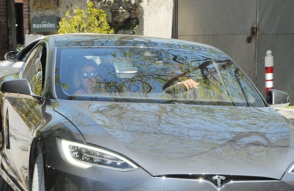 Yerli ve yabancı yıldız isimlerin lüks otomobilleri! 25