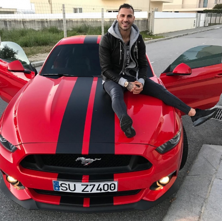 Yerli ve yabancı yıldız isimlerin lüks otomobilleri! 52